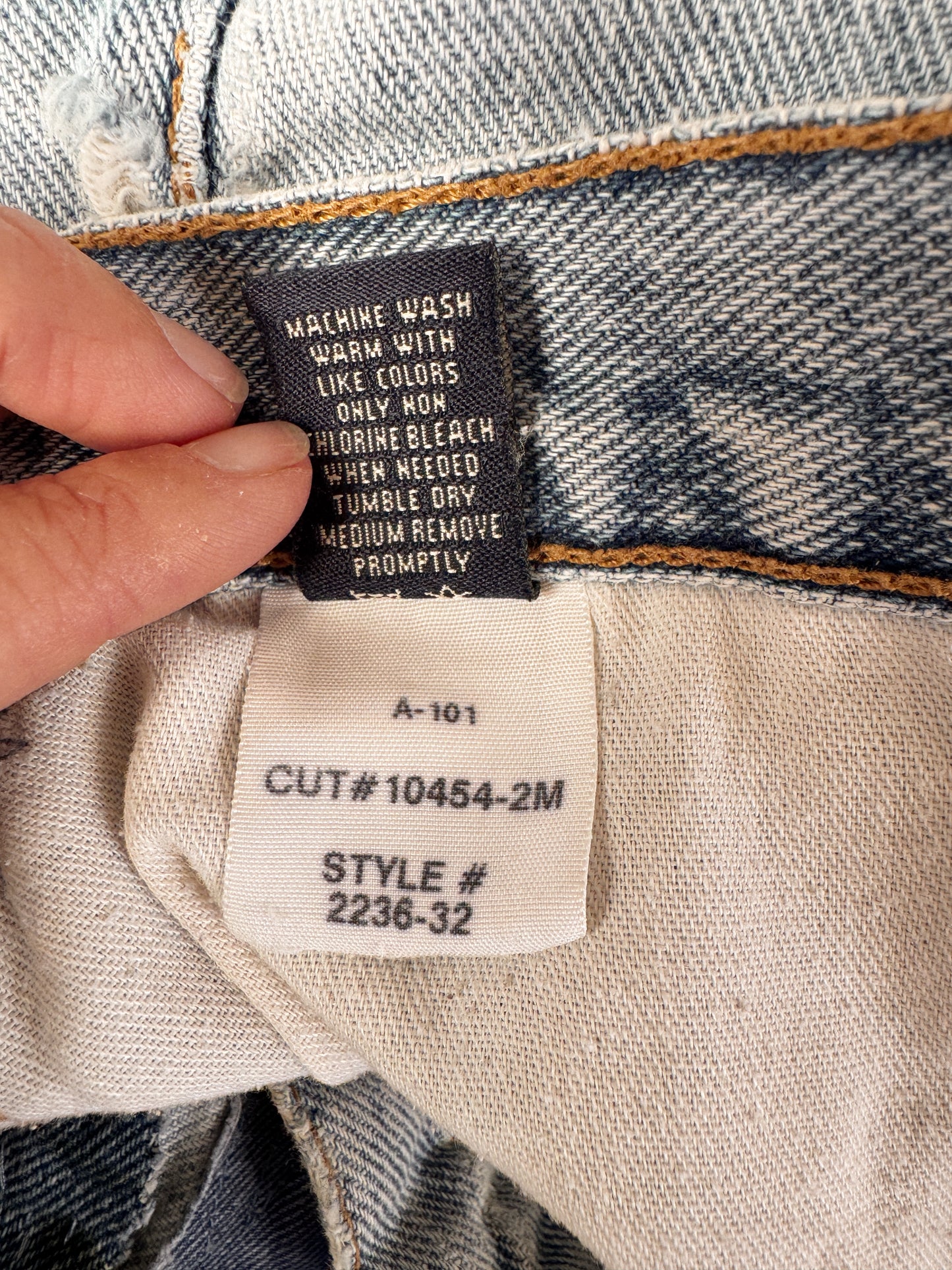 Light wash 90s Distressed Denim Jeans (31")