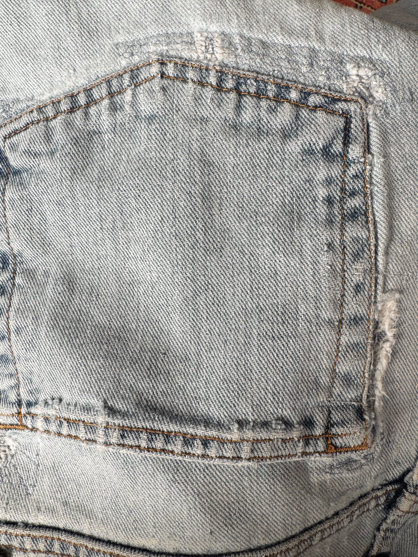 Light wash 90s Distressed Denim Jeans (31")