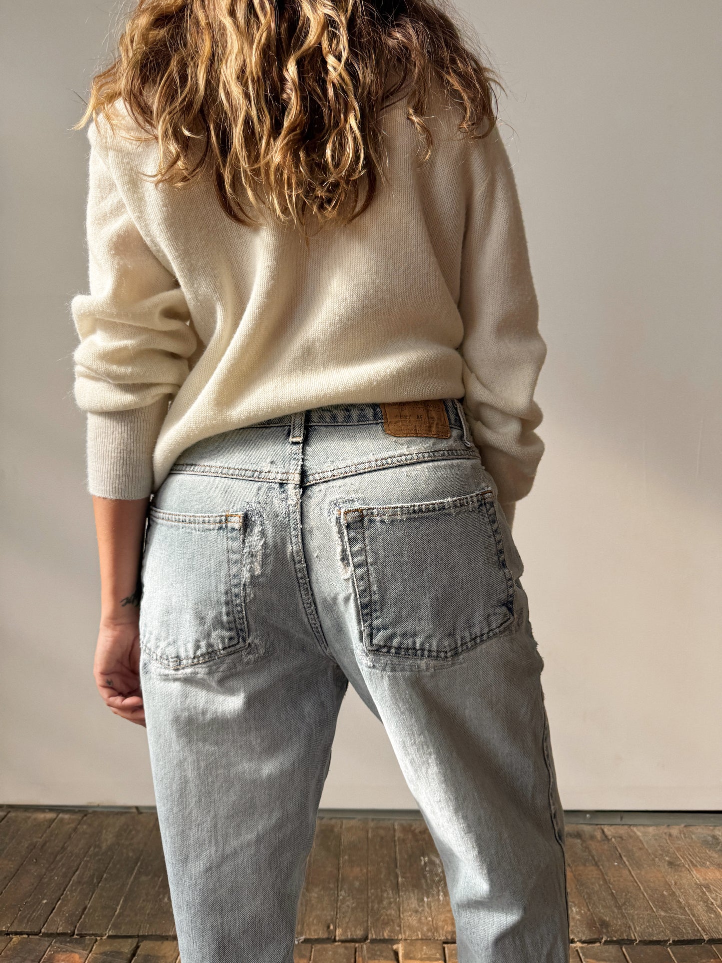 Light wash 90s Distressed Denim Jeans (31")