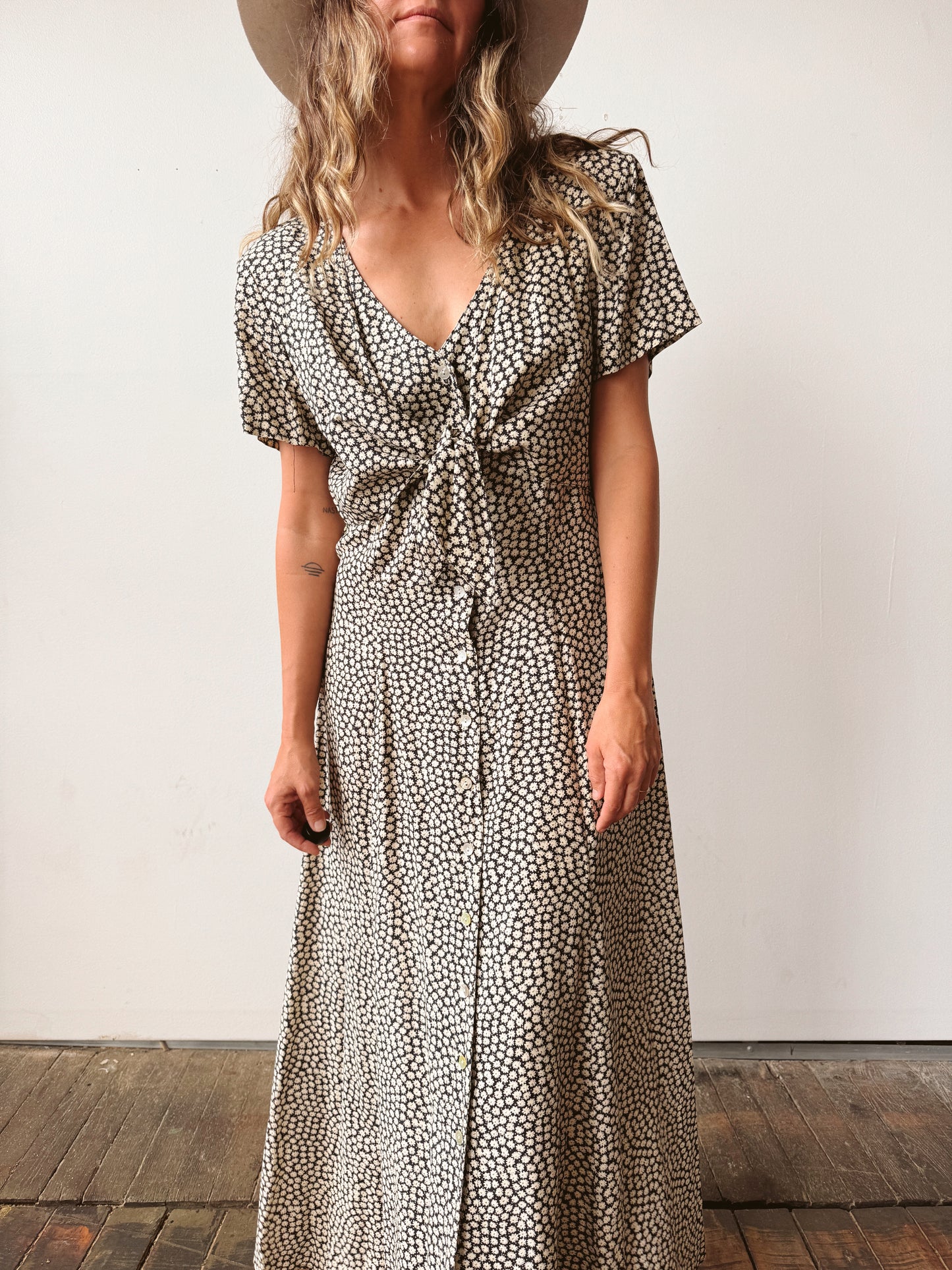Daisy 90s Tie-Front Maxi Robbie Bee Dress (L)