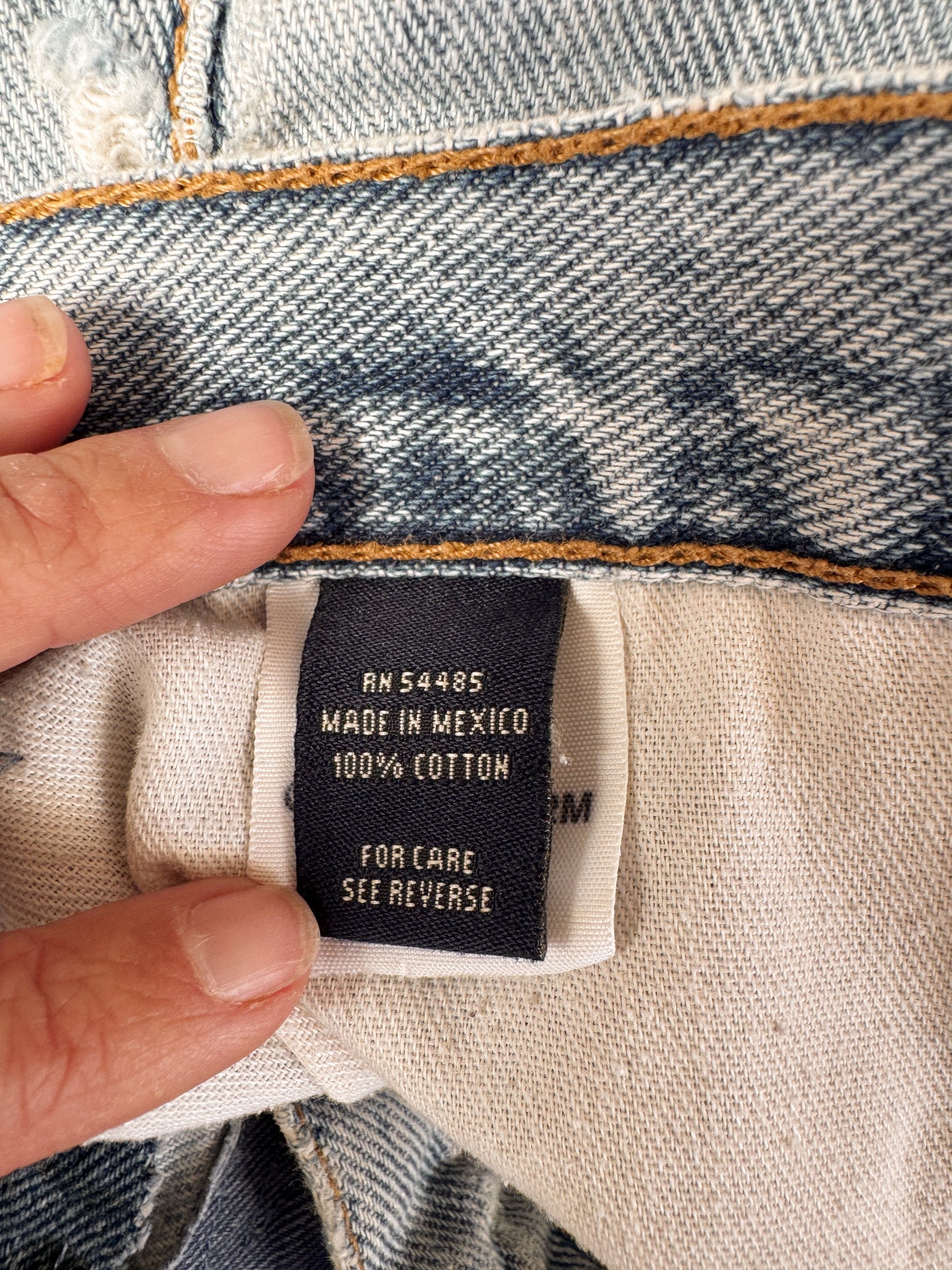 Light wash 90s Distressed Denim Jeans (31")