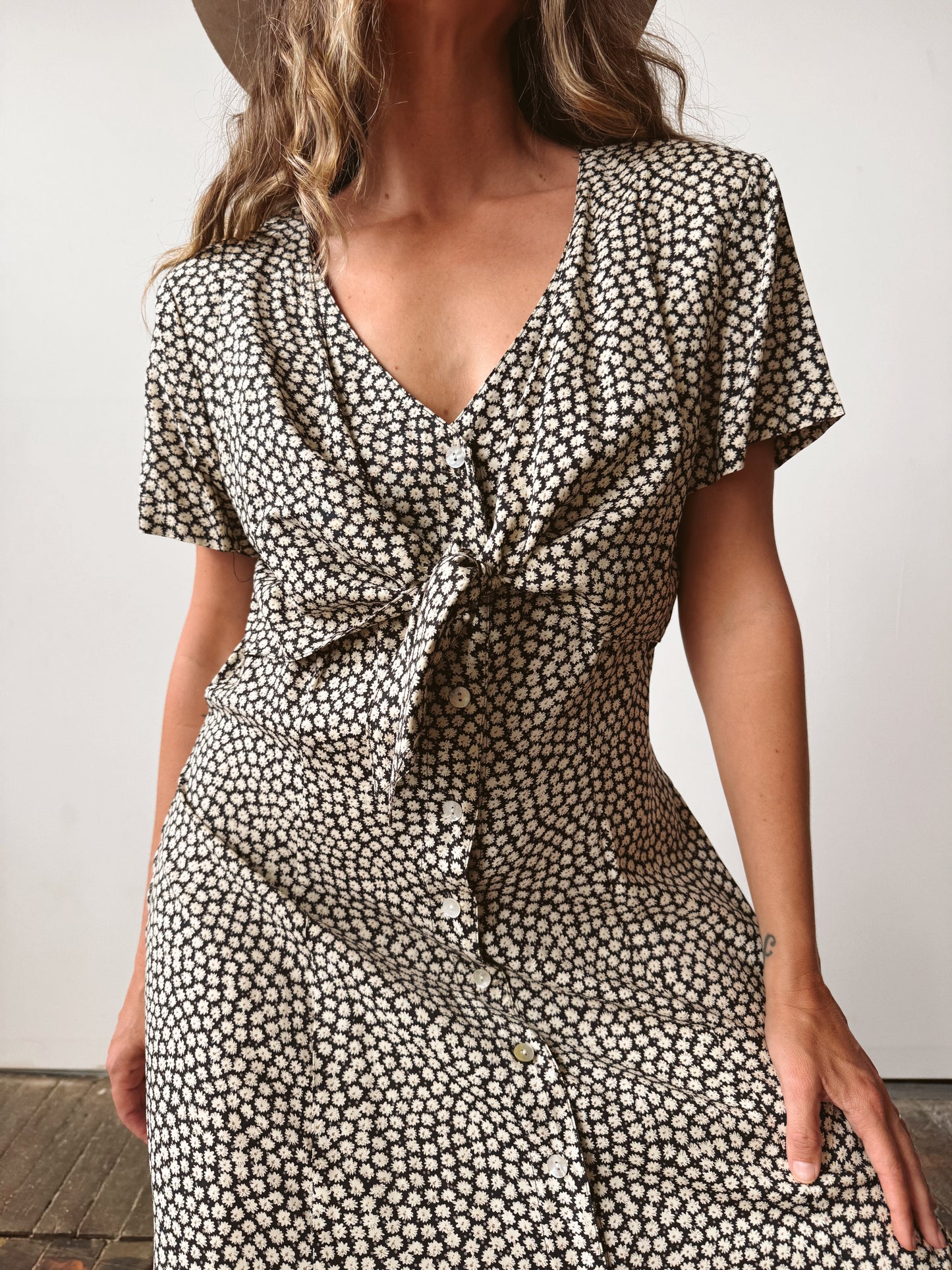 Daisy 90s Tie-Front Maxi Robbie Bee Dress (L)