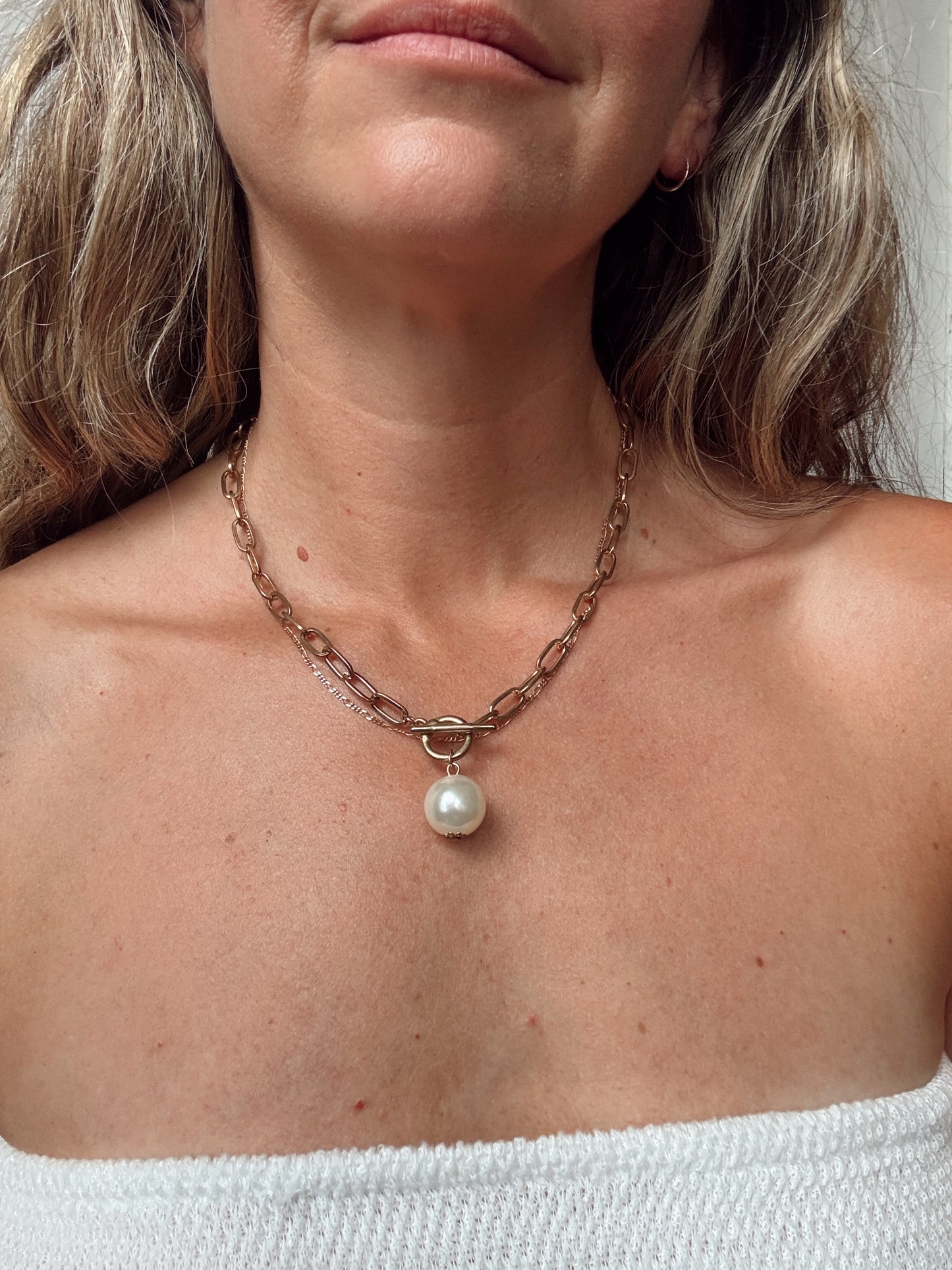 18" Gold Tone Pendent Pearl Drop Necklace