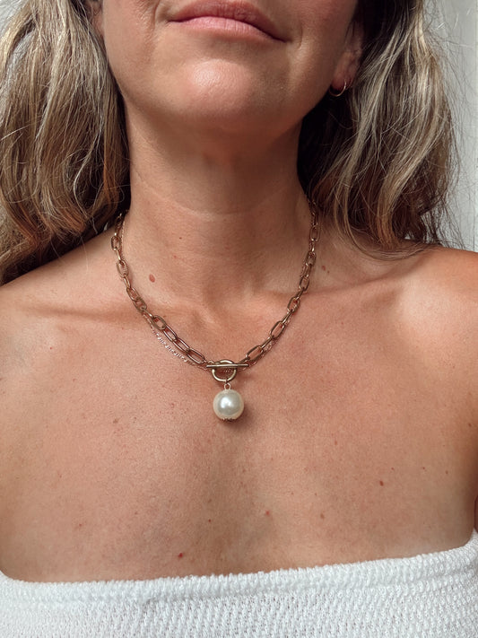 18" Gold Tone Pendent Pearl Drop Necklace