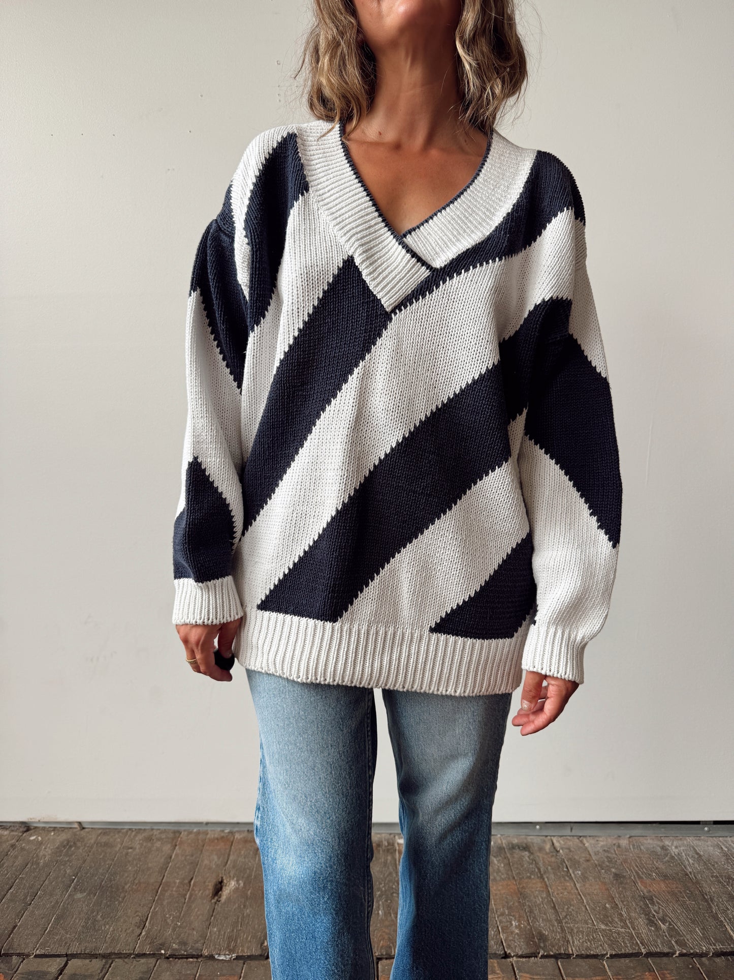 Navy and White V-Neck Heavy 90s Knit Sweater (M)