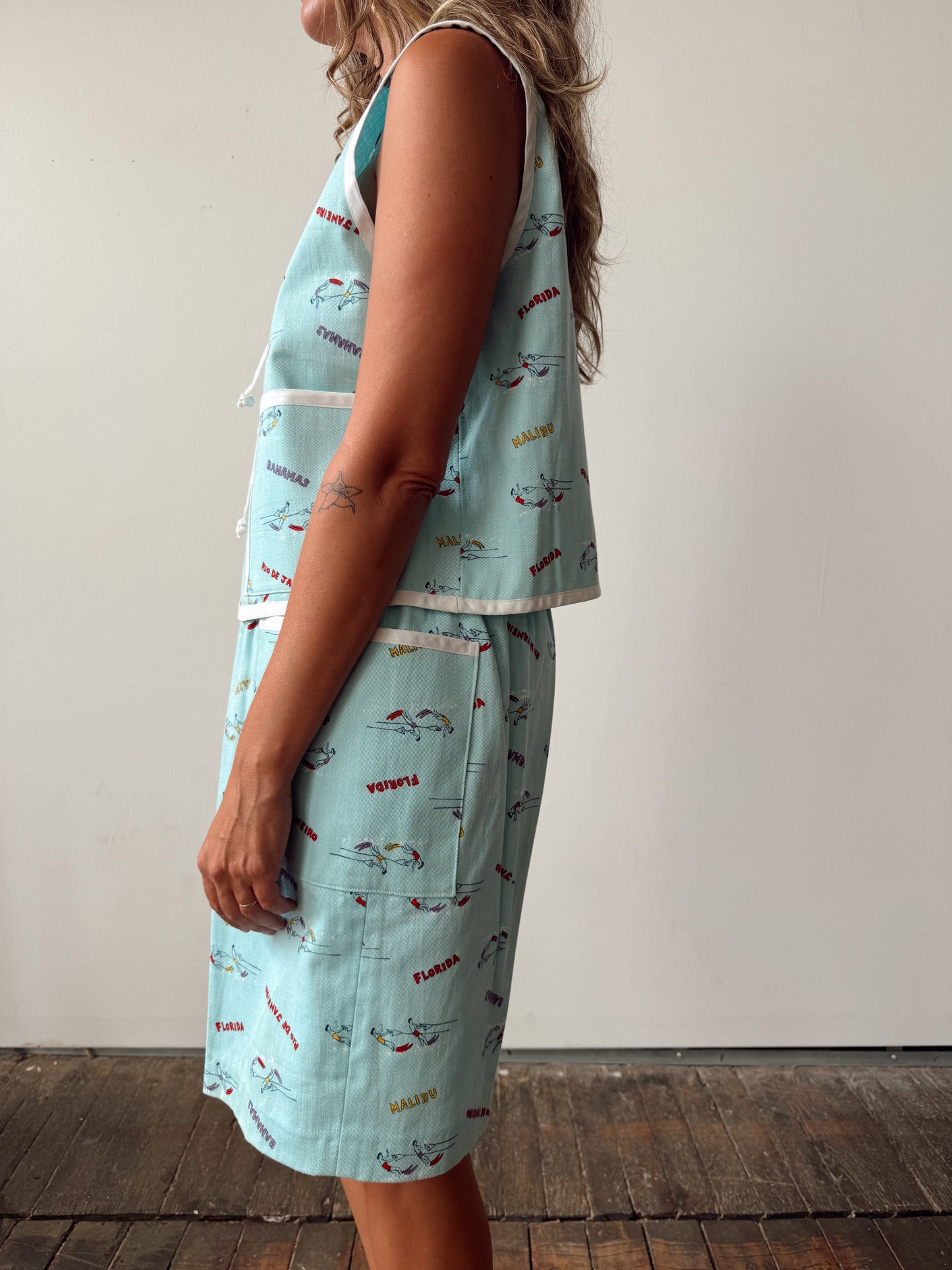 Alizé Vacation Vest and Bermuda Shorts 70s Set (M)