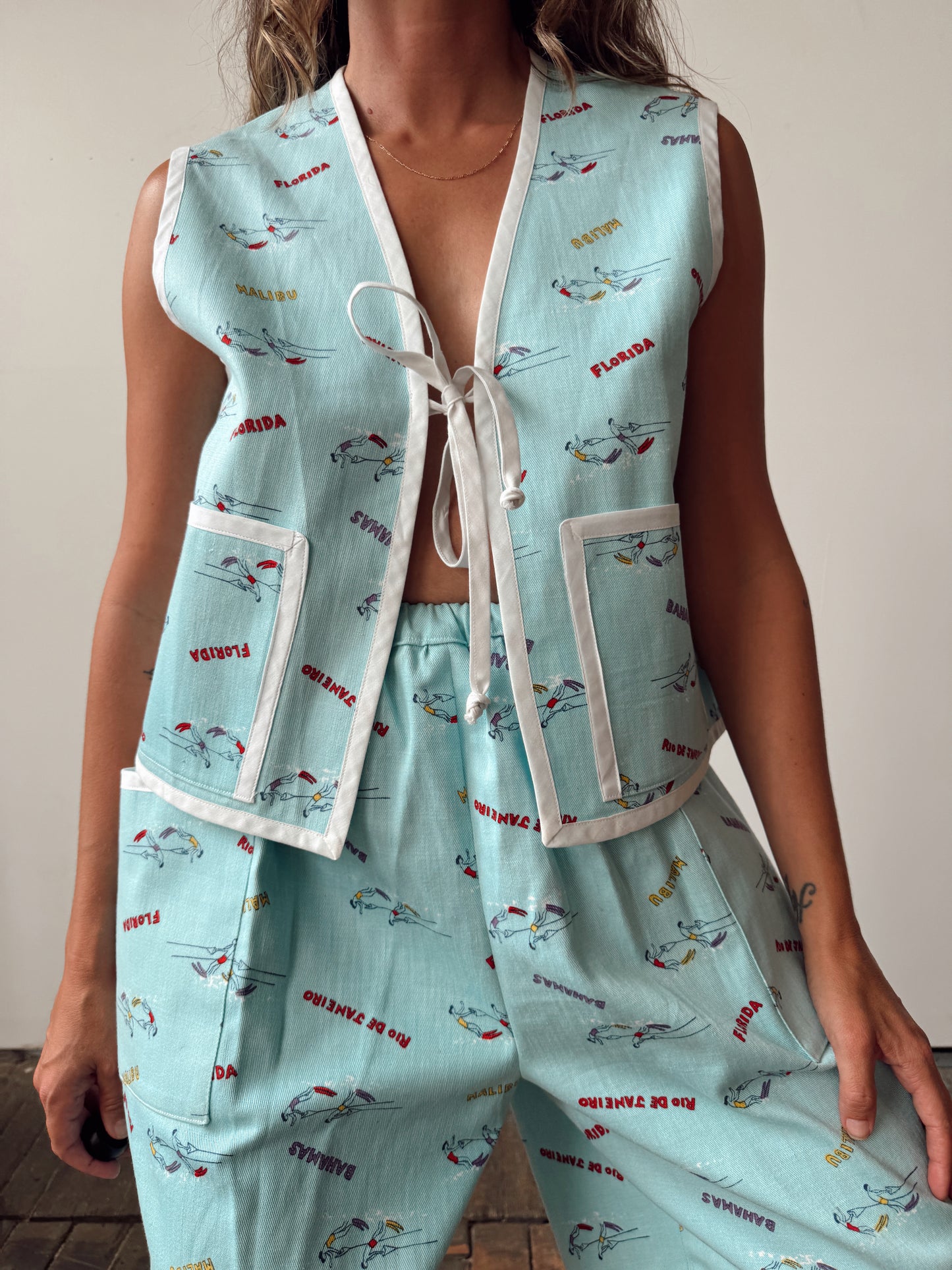 Alizé Vacation Vest and Bermuda Shorts 70s Set (M)