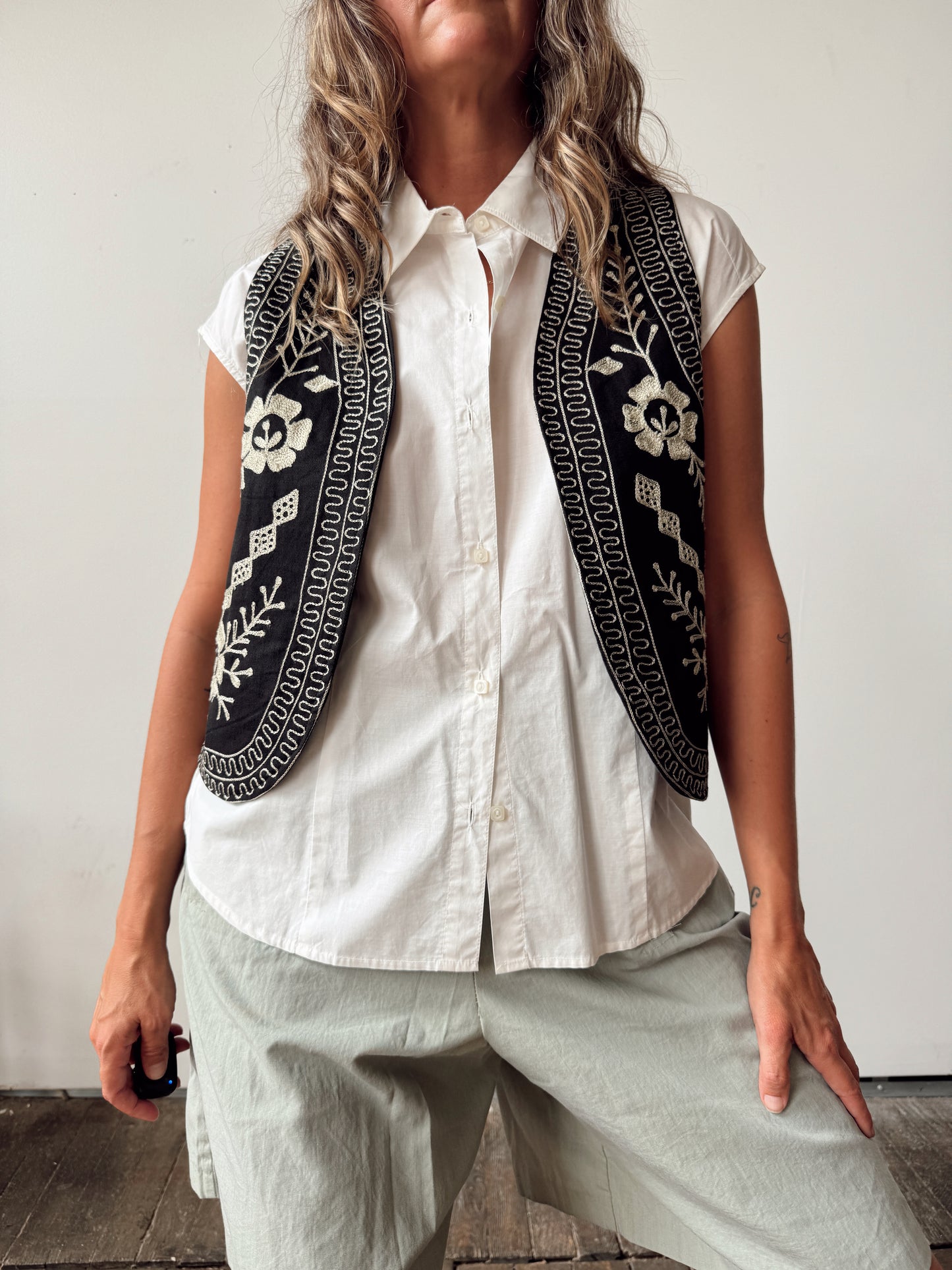 Embroidered Floral 90s Vest (M)