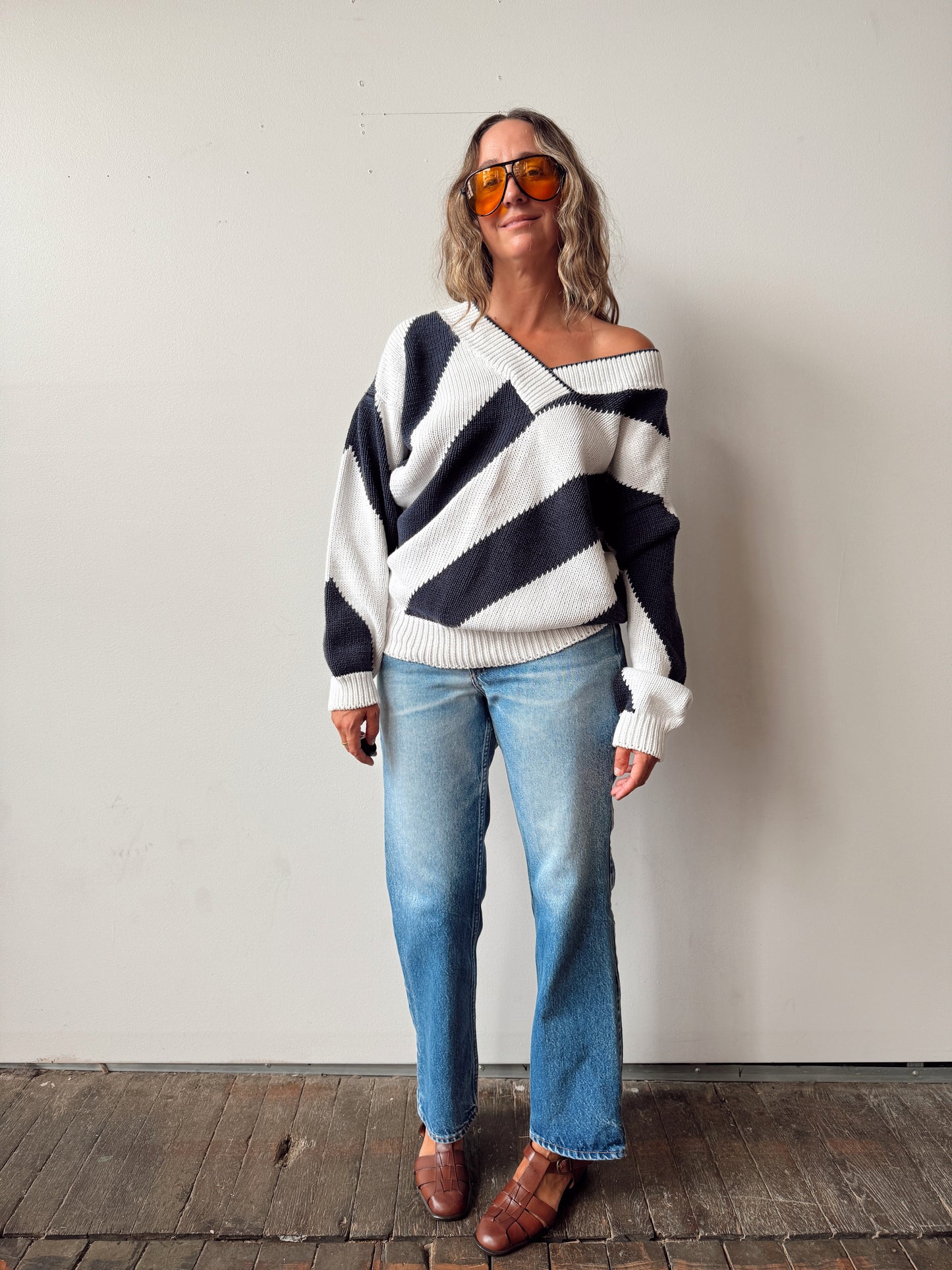 Navy and White V-Neck Heavy 90s Knit Sweater (M)