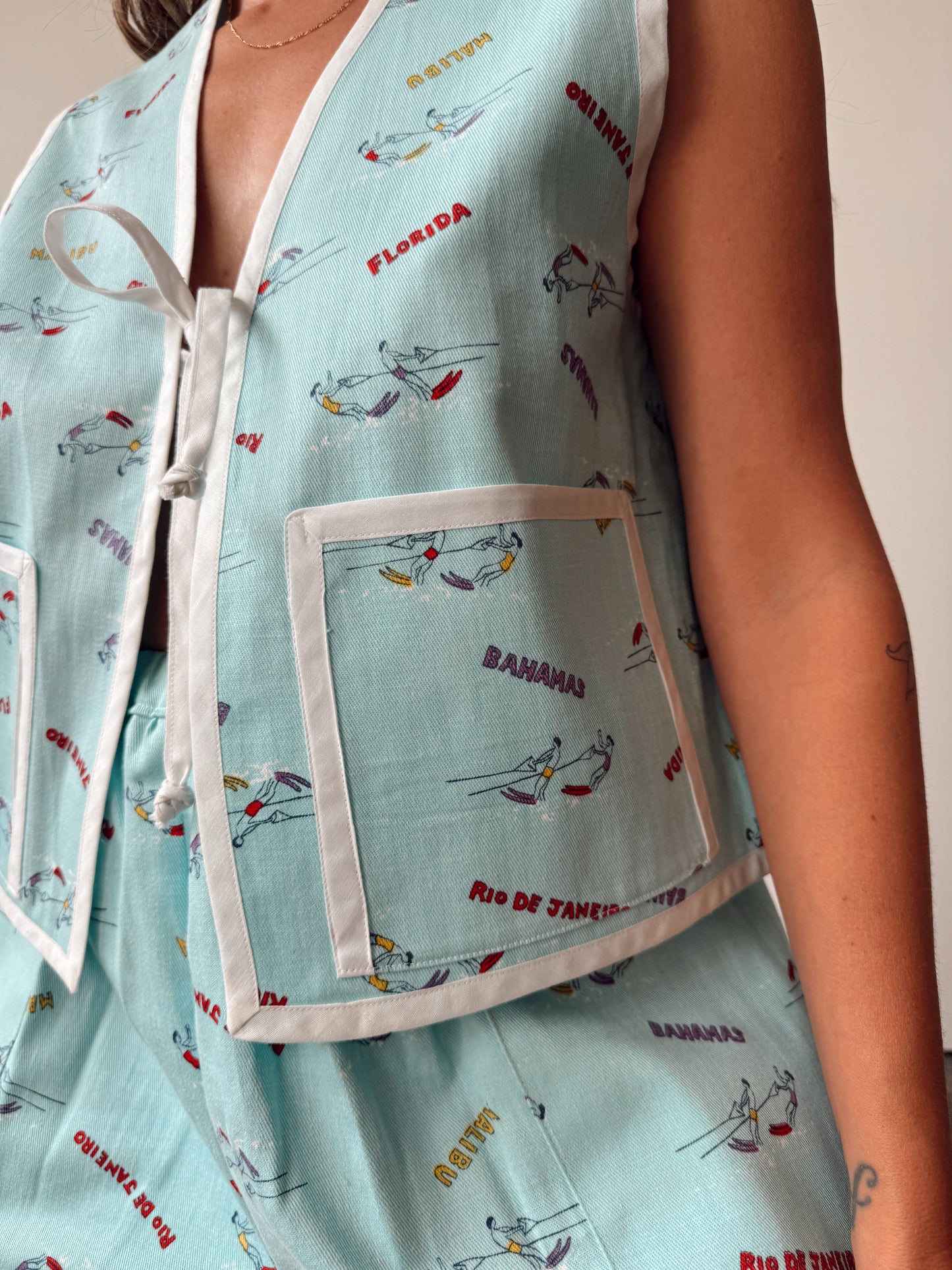 Alizé Vacation Vest and Bermuda Shorts 70s Set (M)
