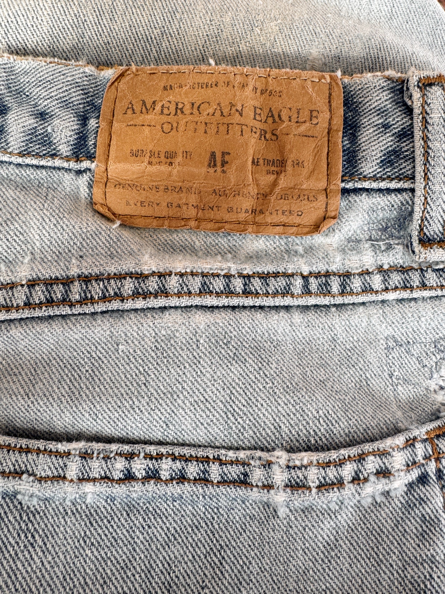 Light wash 90s Distressed Denim Jeans (31")