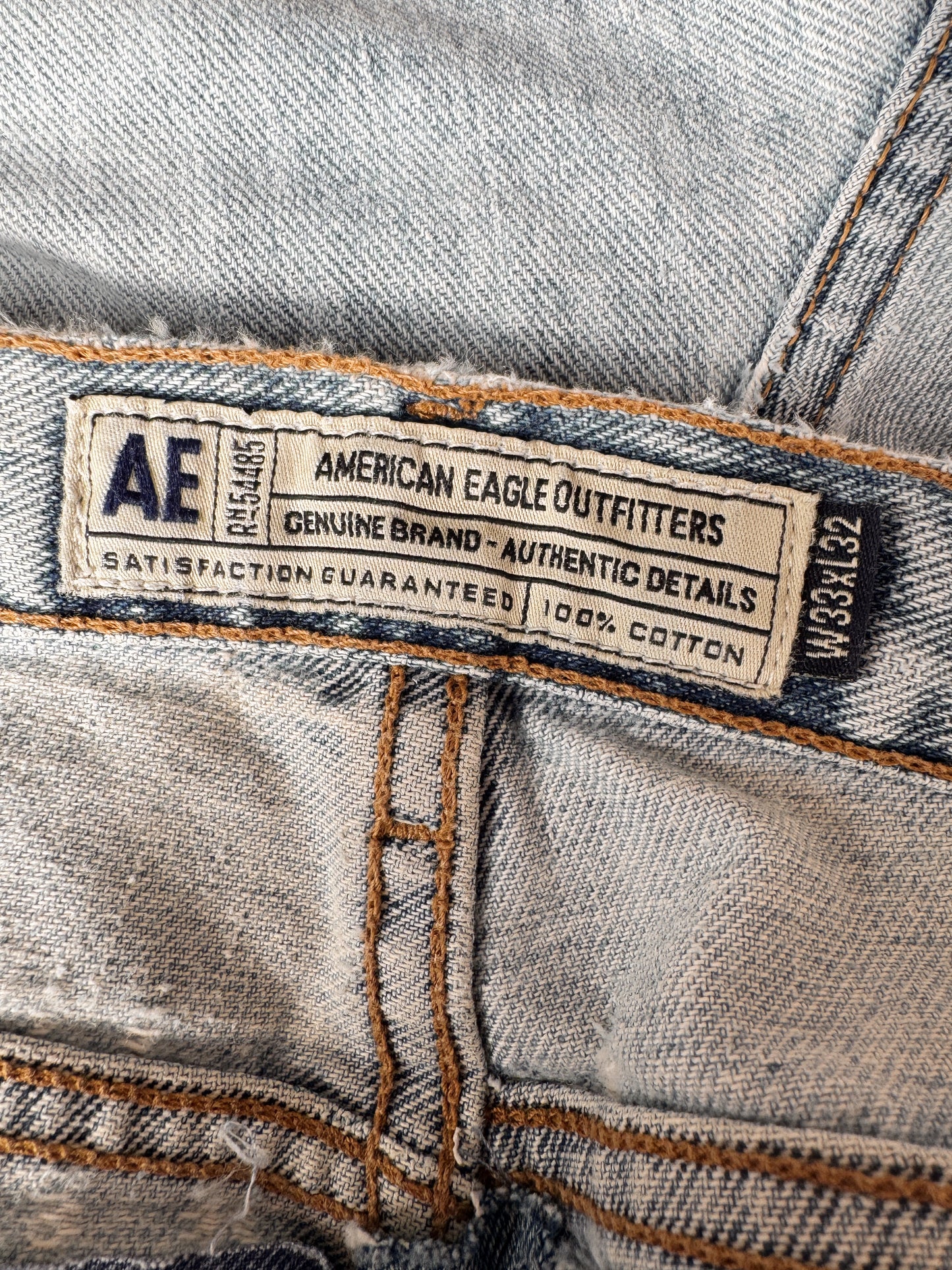 Light wash 90s Distressed Denim Jeans (31")