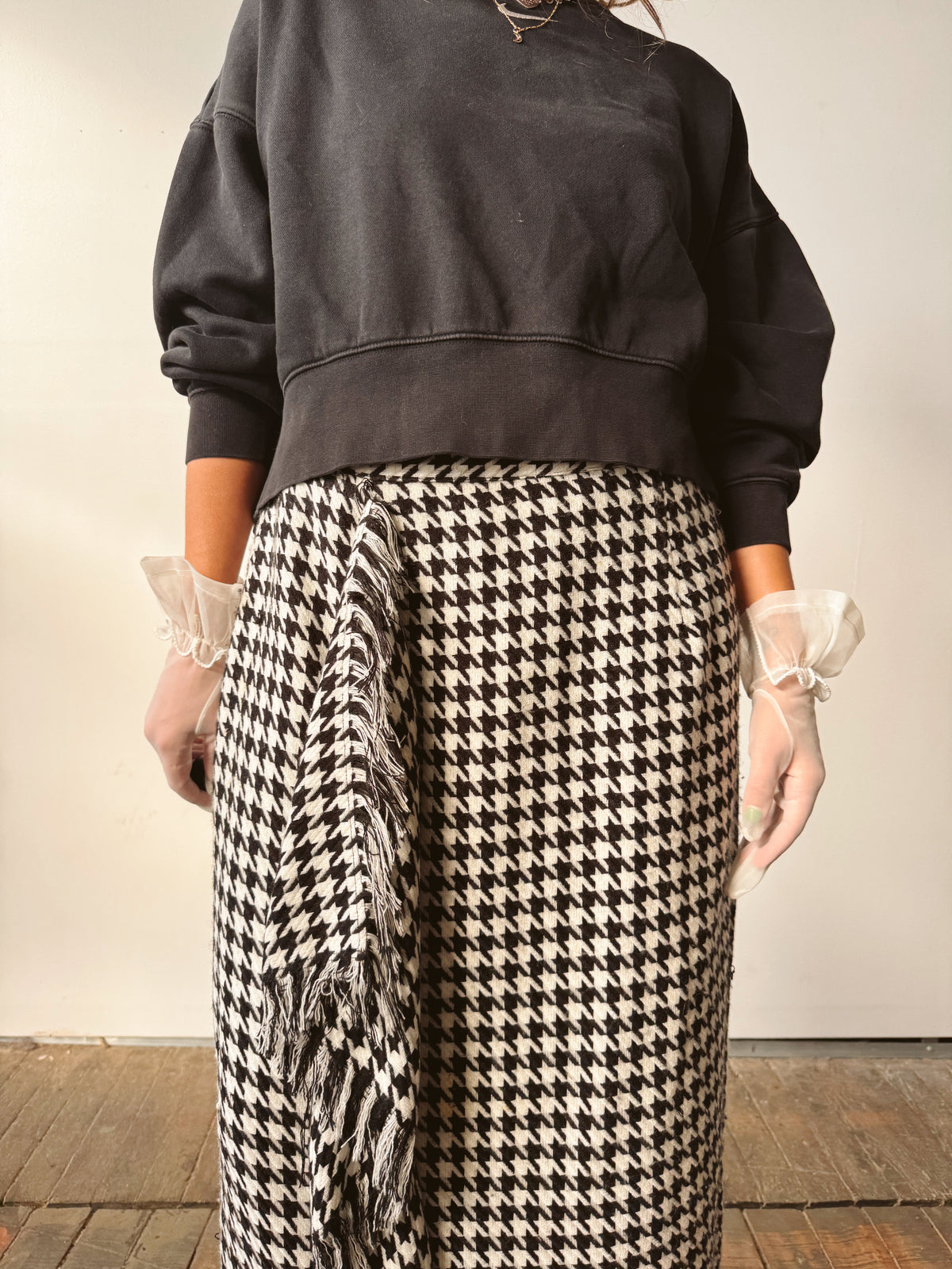 Bold 90s Houndstooth Fringe Skirt (32")