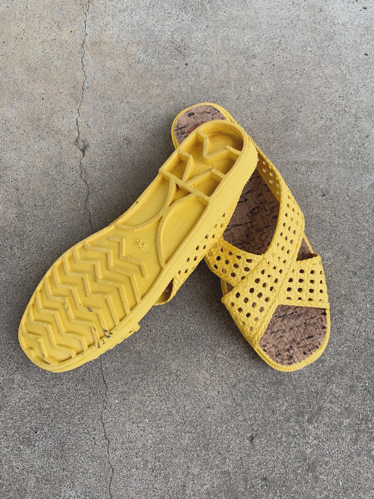 YELLOW RUBBER SANDAL / 7.5