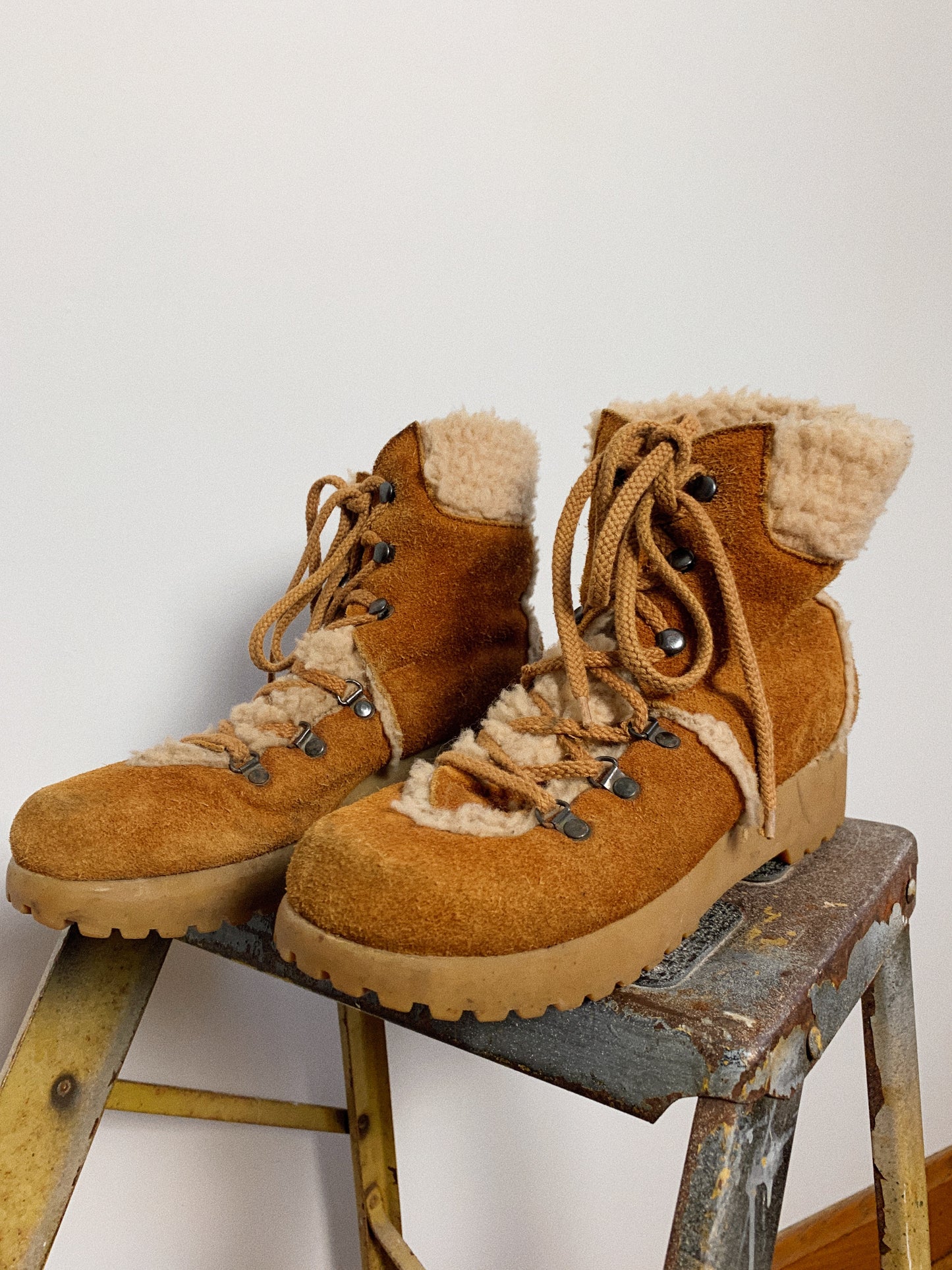 SUEDE AND SHEEPSKIN BOOT / 6