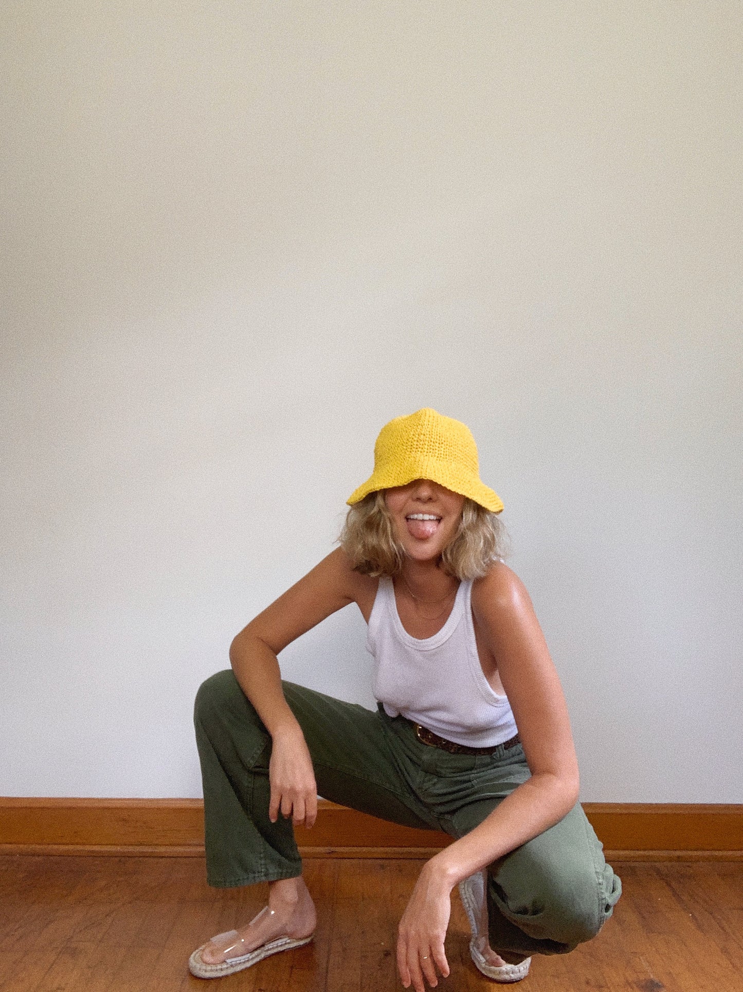 YELLOW STRAW BUCKET HAT