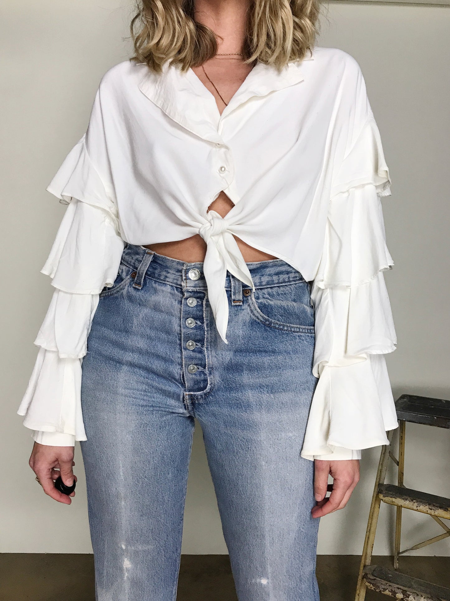 RUFFLE BLOUSE / MEDIUM