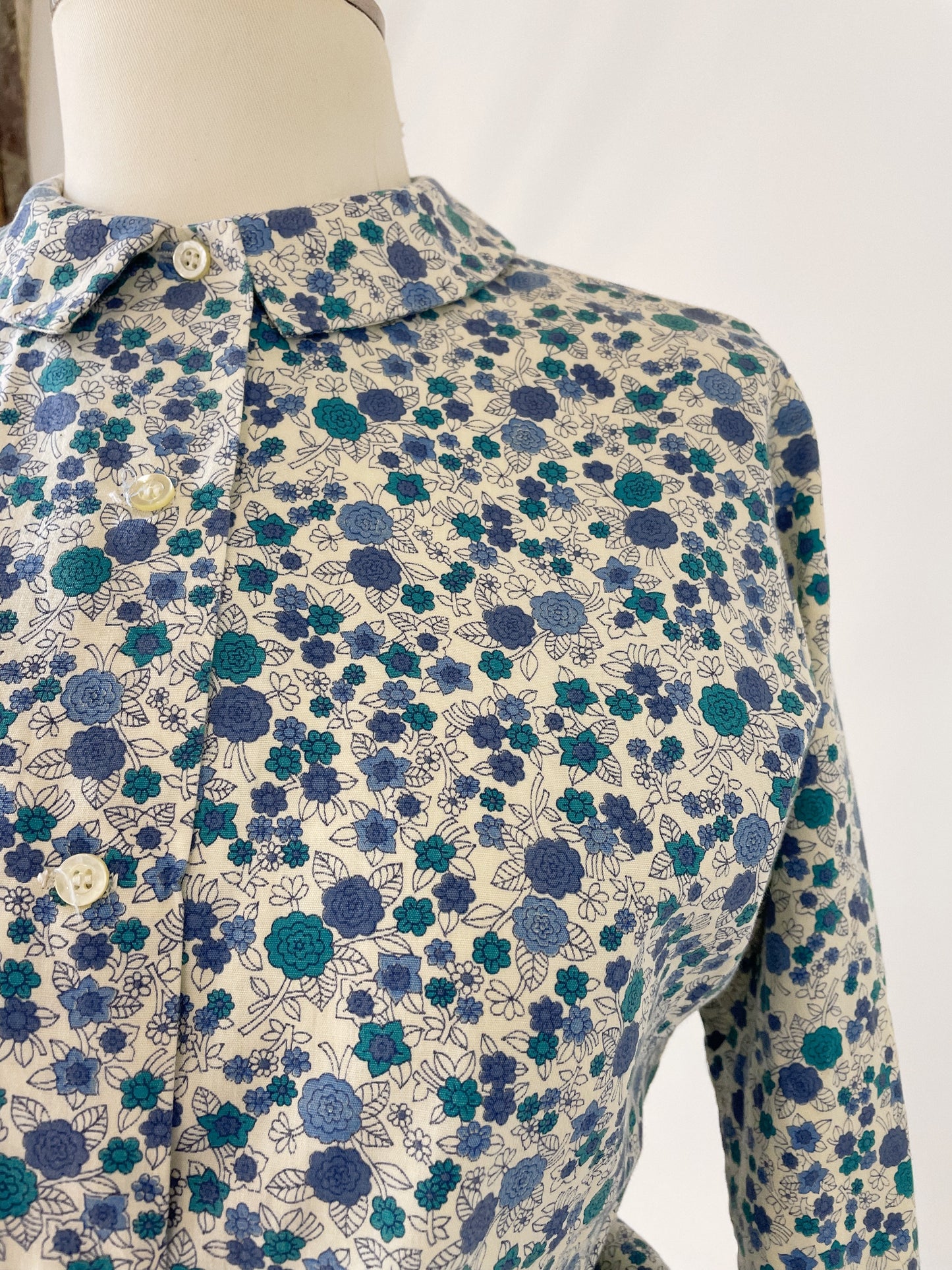 60s Shapely Blue Floral Blouse
