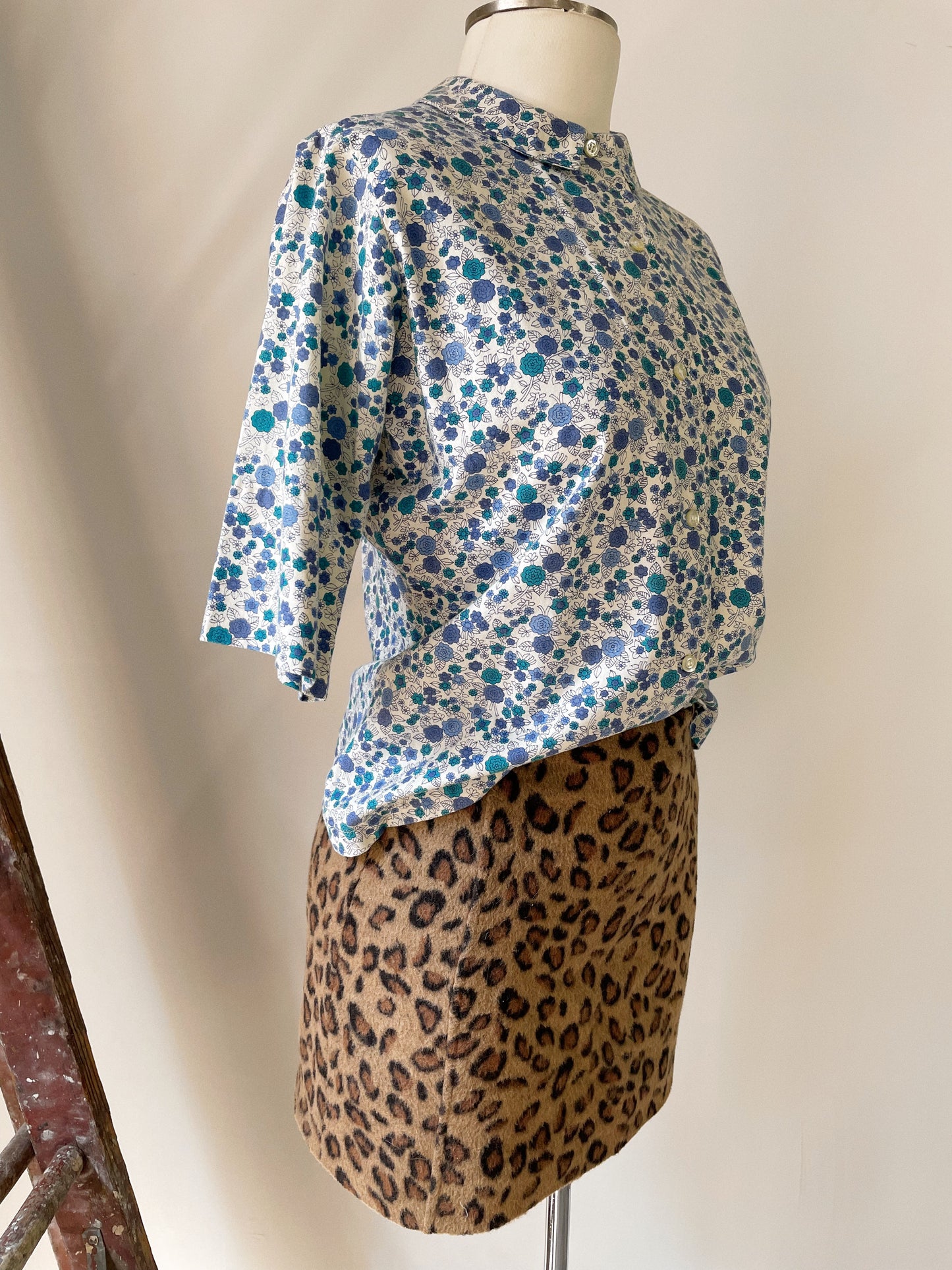 60s Shapely Blue Floral Blouse